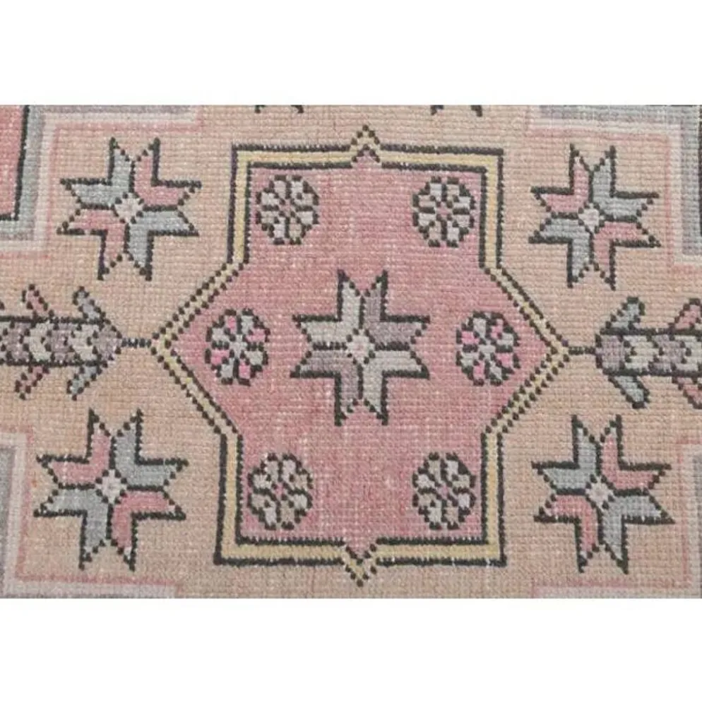 Tapis couloir vintage turc Oushak fait à la main en laine et coton rose 117x254