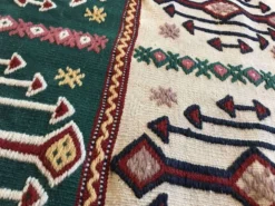 Tapis coureur kilim fait main au design traditionnel