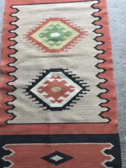 Tapis coureur Mid-Century marron en tissu flatweave kilim, motifs géométriques 127x59 cm