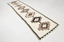 Tapis coureur tribal kilim blanc cassé et marron, 101x388 cm