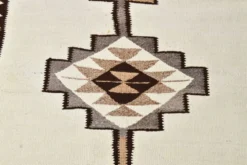 Tapis coureur tribal kilim blanc cassé et marron, 101x388 cm