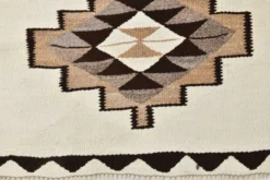 Tapis coureur tribal kilim blanc cassé et marron, 101x388 cm