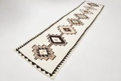 Tapis coureur tribal kilim blanc cassé et marron, 101x388 cm