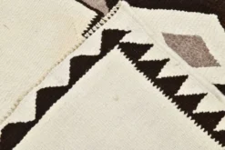 Tapis coureur tribal kilim blanc cassé et marron, 101x388 cm
