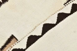 Tapis coureur tribal kilim blanc cassé et marron, 101x388 cm