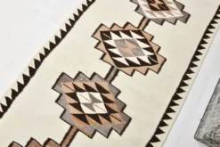 Tapis coureur tribal kilim blanc cassé et marron, 101x388 cm
