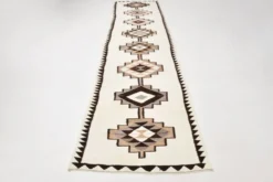 Tapis coureur tribal kilim blanc cassé et marron, 101x388 cm