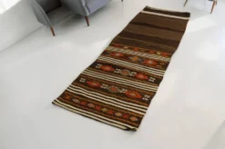 Tapis coureur turc vintage, kilim anatolien tissé à la main, géométrique aux tons terre.