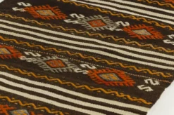 Tapis coureur turc vintage, kilim anatolien tissé à la main, géométrique aux tons terre.