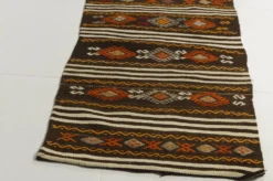 Tapis coureur turc vintage, kilim anatolien tissé à la main, géométrique aux tons terre.