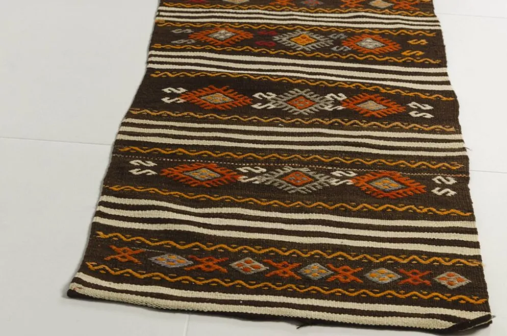 Tapis coureur turc vintage, kilim anatolien tissé à la main, géométrique aux tons terre.