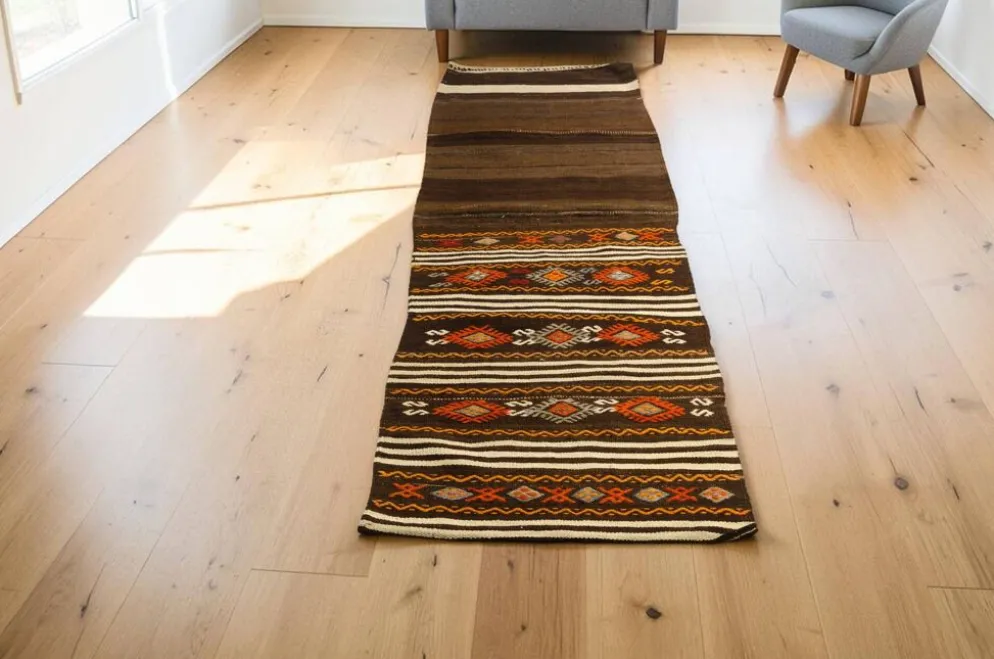 Tapis coureur turc vintage, kilim anatolien tissé à la main, géométrique aux tons terre.