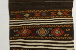 Tapis coureur turc vintage, kilim anatolien tissé à la main, géométrique aux tons terre.