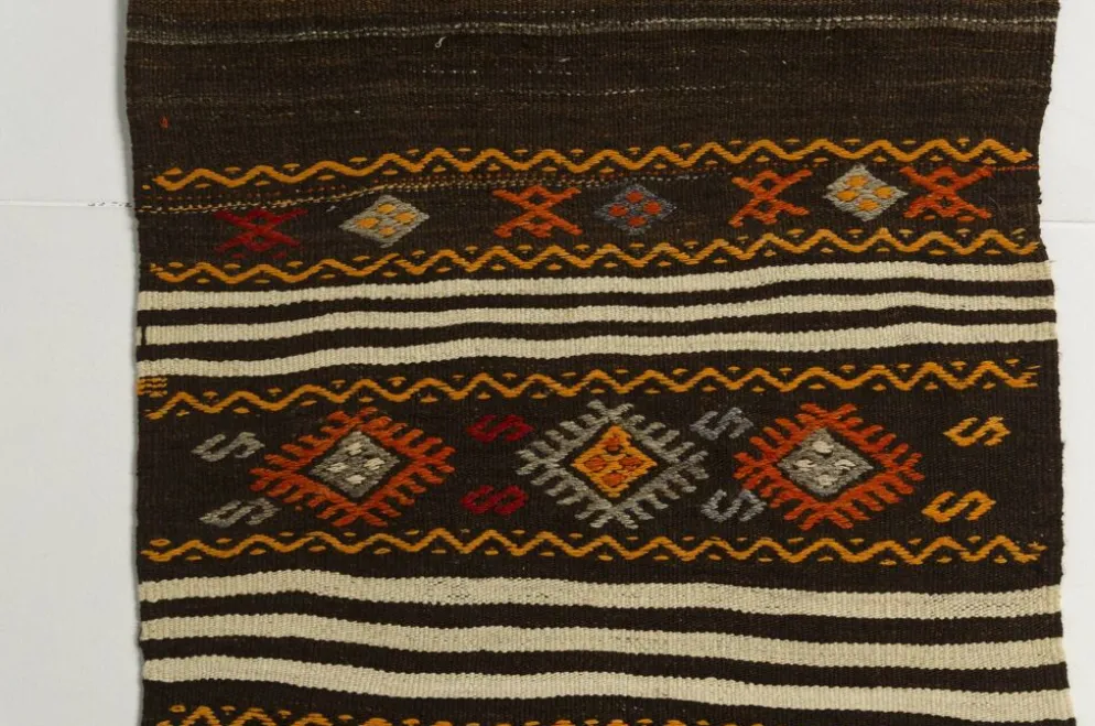 Tapis coureur turc vintage, kilim anatolien tissé à la main, géométrique aux tons terre.