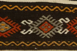 Tapis coureur turc vintage, kilim anatolien tissé à la main, géométrique aux tons terre.