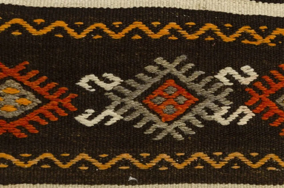 Tapis coureur turc vintage, kilim anatolien tissé à la main, géométrique aux tons terre.