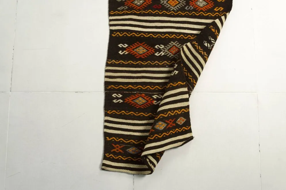 Tapis coureur turc vintage, kilim anatolien tissé à la main, géométrique aux tons terre.