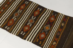 Tapis coureur turc vintage, kilim anatolien tissé à la main, géométrique aux tons terre.