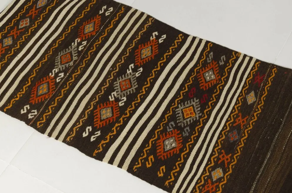 Tapis coureur turc vintage, kilim anatolien tissé à la main, géométrique aux tons terre.