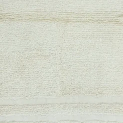 Tapis d'accent turc Tulu vintage minimaliste fait à la main en laine beige naturelle.