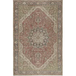 Tapis d'aire turc rouge vintage pour la décoration du salon. Tapis en laine noué à la main avec un design de médaillon.