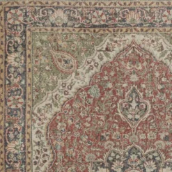 Tapis d'aire turc rouge vintage pour la décoration du salon. Tapis en laine noué à la main avec un design de médaillon.