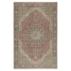 Tapis d'aire turc rouge vintage pour la décoration du salon. Tapis en laine noué à la main avec un design de médaillon.
