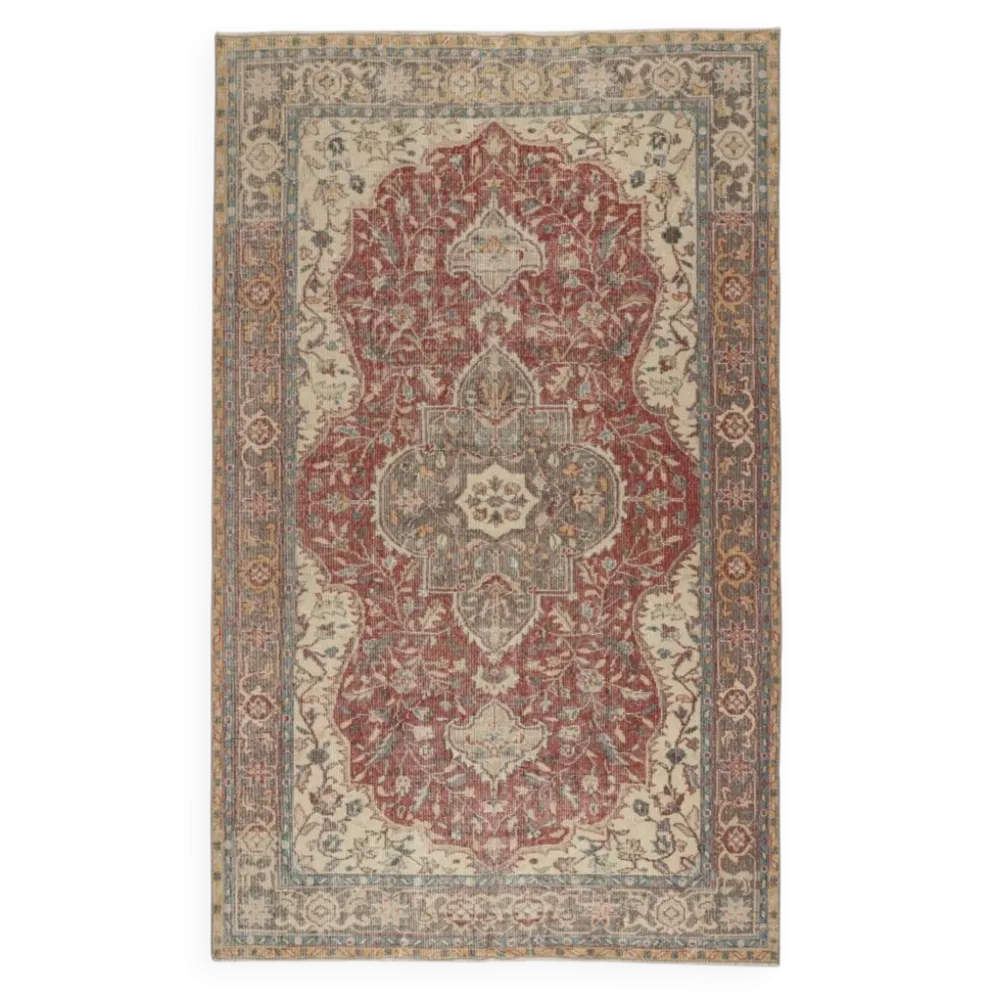 Tapis d'aire turc rouge vintage. Tapis en laine noué à la main avec un design de médaillon.