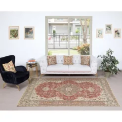 Tapis d'aire turc rouge vintage. Tapis en laine noué à la main avec un design de médaillon.