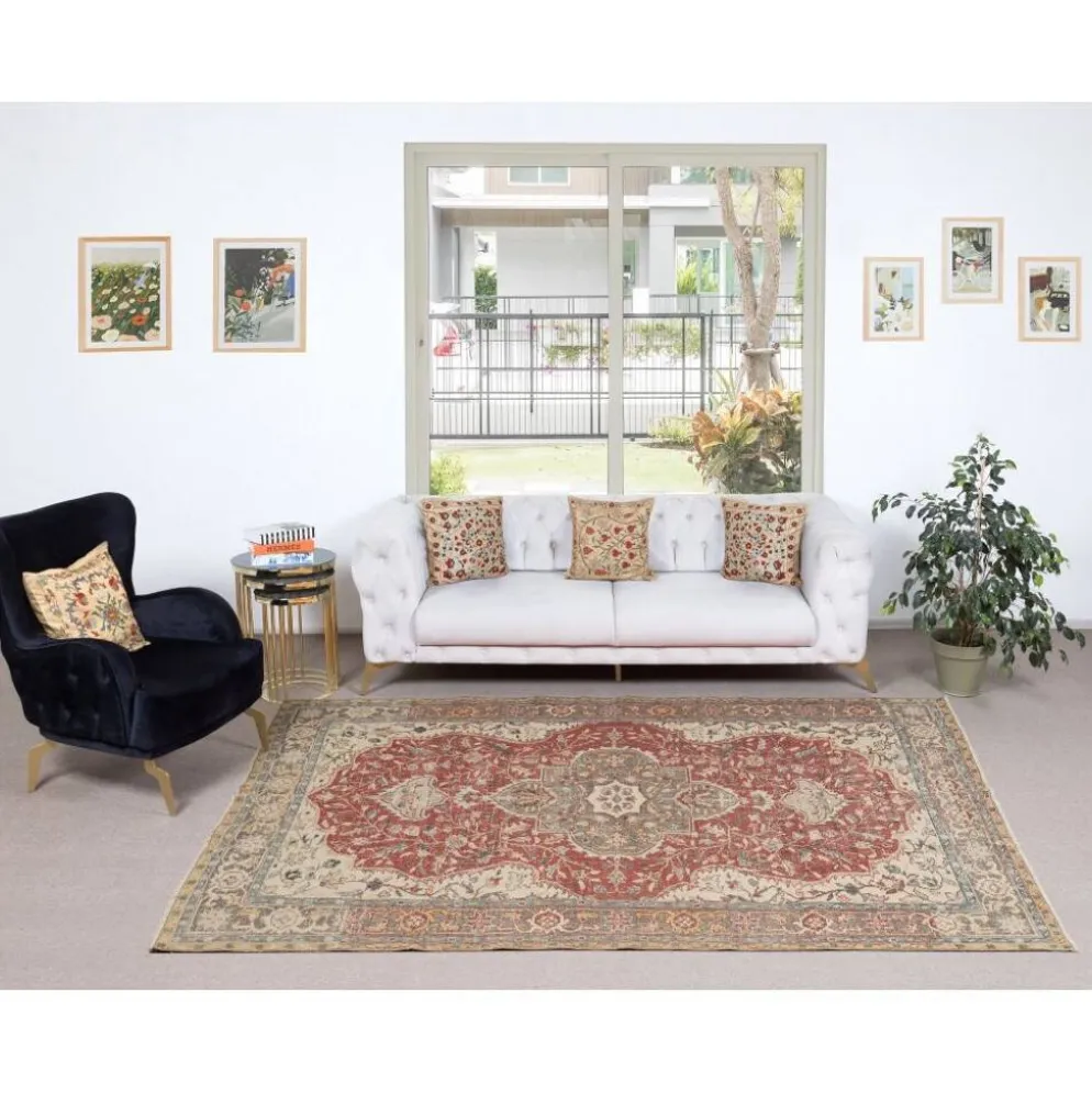 Tapis d'aire turc rouge vintage. Tapis en laine noué à la main avec un design de médaillon.