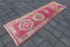 Tapis de couloir anatolien fuchsia, motifs géométriques vintage, 94x324 cm