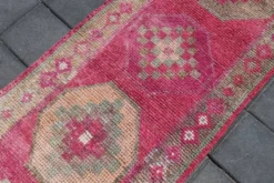 Tapis de couloir anatolien fuchsia, motifs géométriques vintage, 94x324 cm