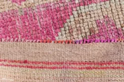Tapis de couloir anatolien fuchsia, motifs géométriques vintage, 94x324 cm