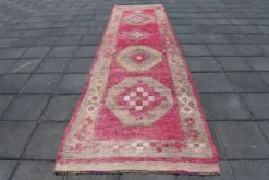 Tapis de couloir anatolien fuchsia, motifs géométriques vintage, 94x324 cm