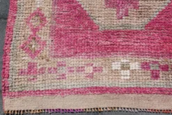 Tapis de couloir anatolien fuchsia, motifs géométriques vintage, 94x324 cm