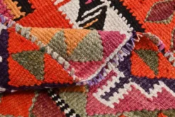 Tapis de couloir tribal kilim géométrique orange et rose
