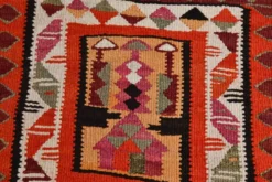 Tapis de couloir tribal kilim géométrique orange et rose