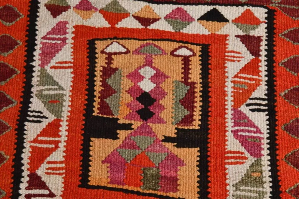 Tapis de couloir tribal kilim géométrique orange et rose