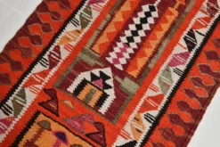 Tapis de couloir tribal kilim géométrique orange et rose