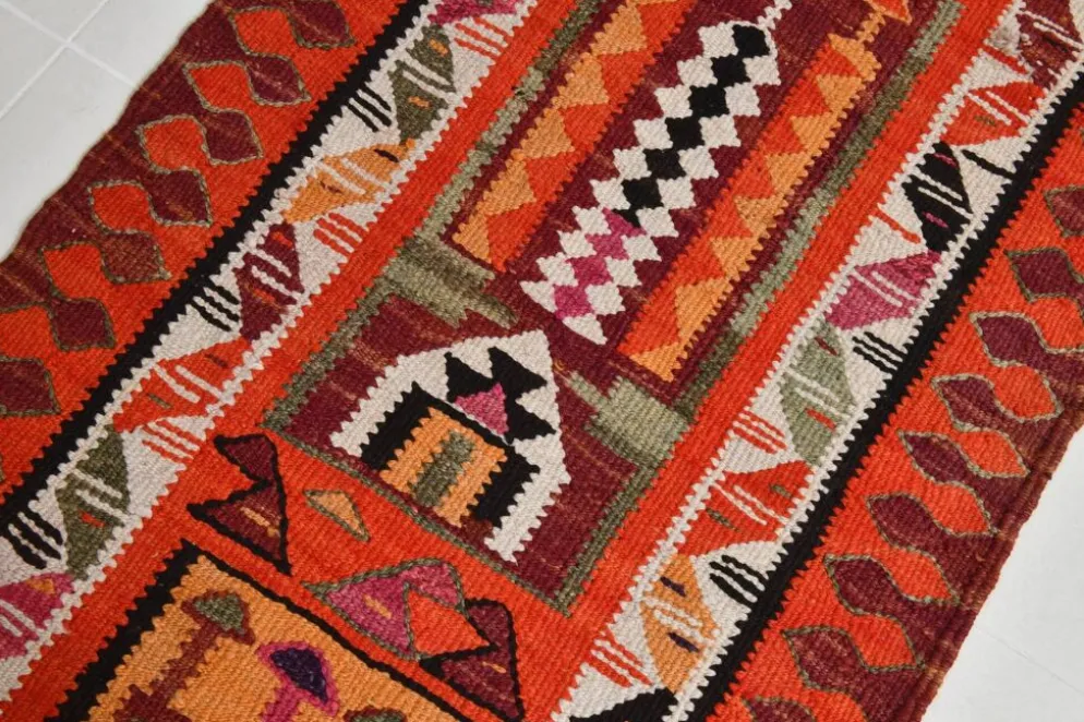 Tapis de couloir tribal kilim géométrique orange et rose