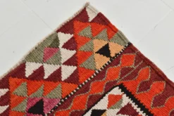 Tapis de couloir tribal kilim géométrique orange et rose