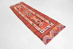Tapis de couloir tribal kilim géométrique orange et rose