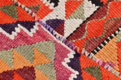 Tapis de couloir tribal kilim géométrique orange et rose
