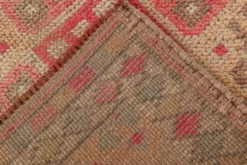 Tapis de couloir vintage Kilim, Tons Rose et Beige, Motifs Anatoliens Géométriques