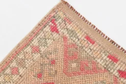 Tapis de couloir vintage Kilim, Tons Rose et Beige, Motifs Anatoliens Géométriques