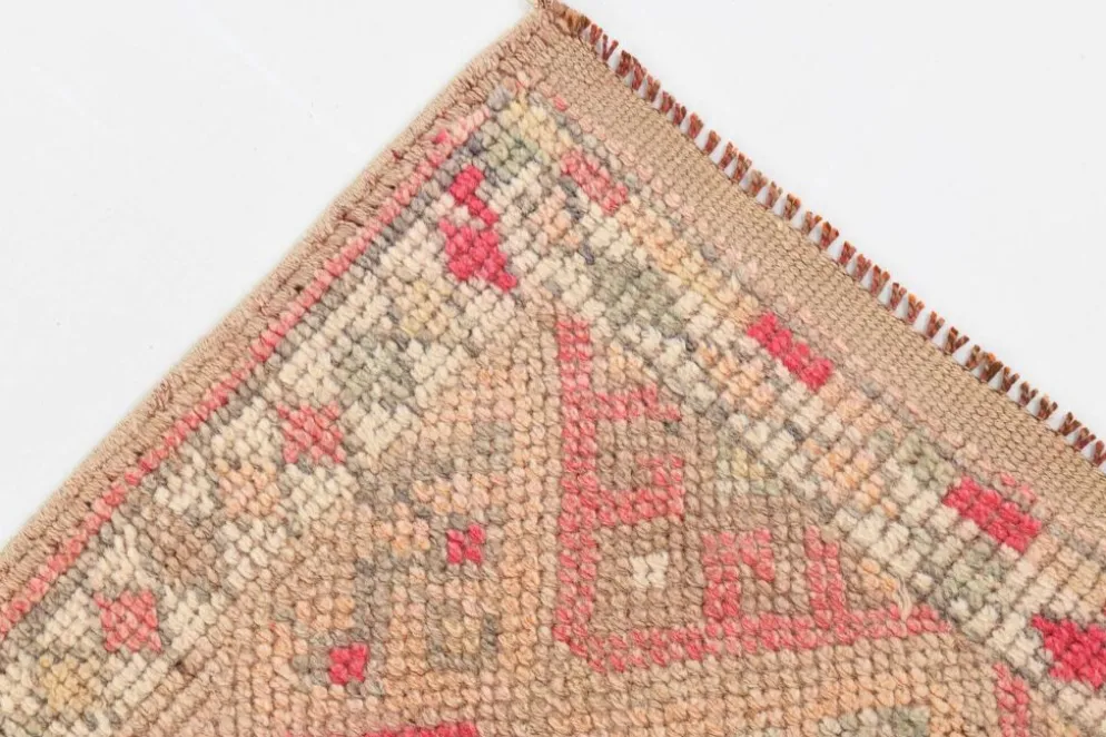 Tapis de couloir vintage Kilim, Tons Rose et Beige, Motifs Anatoliens Géométriques