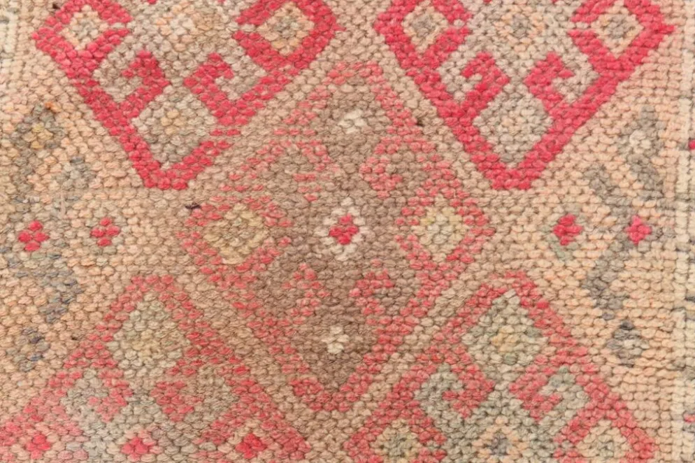 Tapis de couloir vintage Kilim, Tons Rose et Beige, Motifs Anatoliens Géométriques