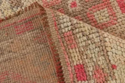 Tapis de couloir vintage Kilim, Tons Rose et Beige, Motifs Anatoliens Géométriques