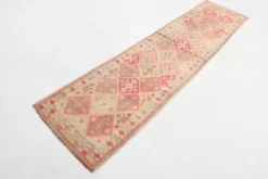 Tapis de couloir vintage Kilim, Tons Rose et Beige, Motifs Anatoliens Géométriques