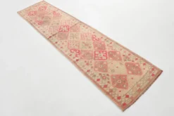 Tapis de couloir vintage Kilim, Tons Rose et Beige, Motifs Anatoliens Géométriques